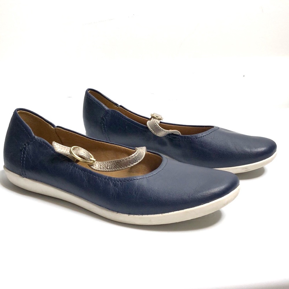Clark’s soft cushion closed toe Mary Janes